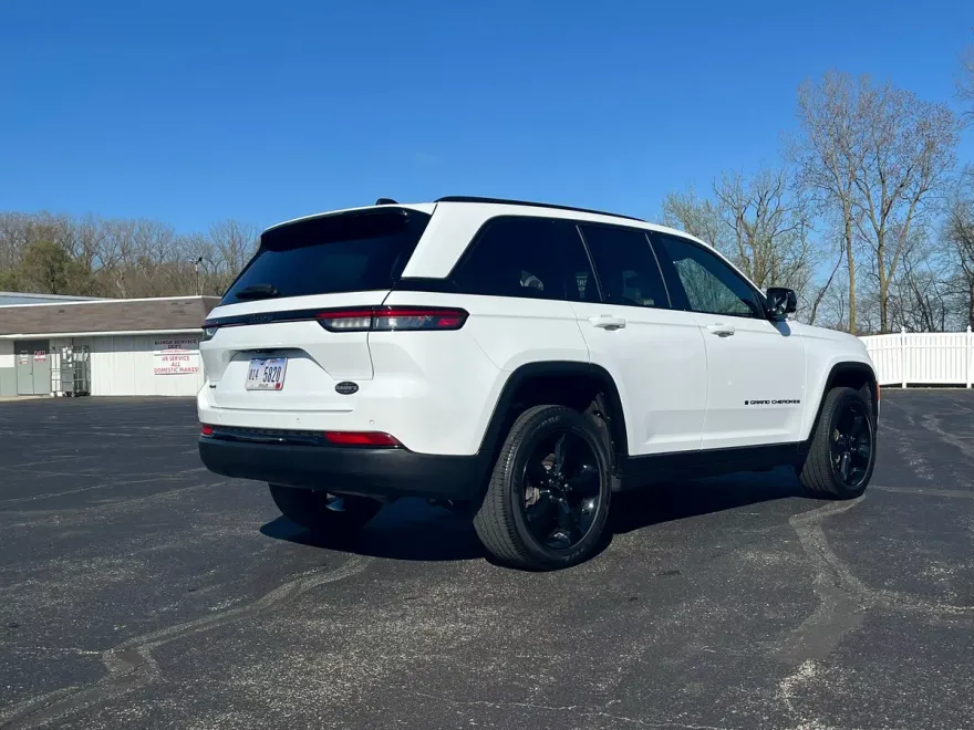2022 Jeep Grand Cherokee Laredo photo 1