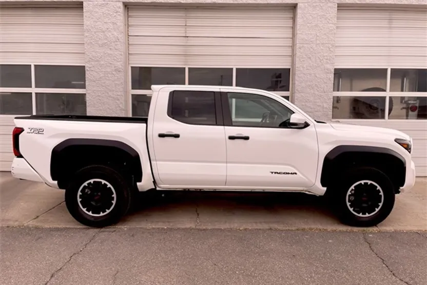 2024 Toyota Tacoma TRD Off-Road photo 1