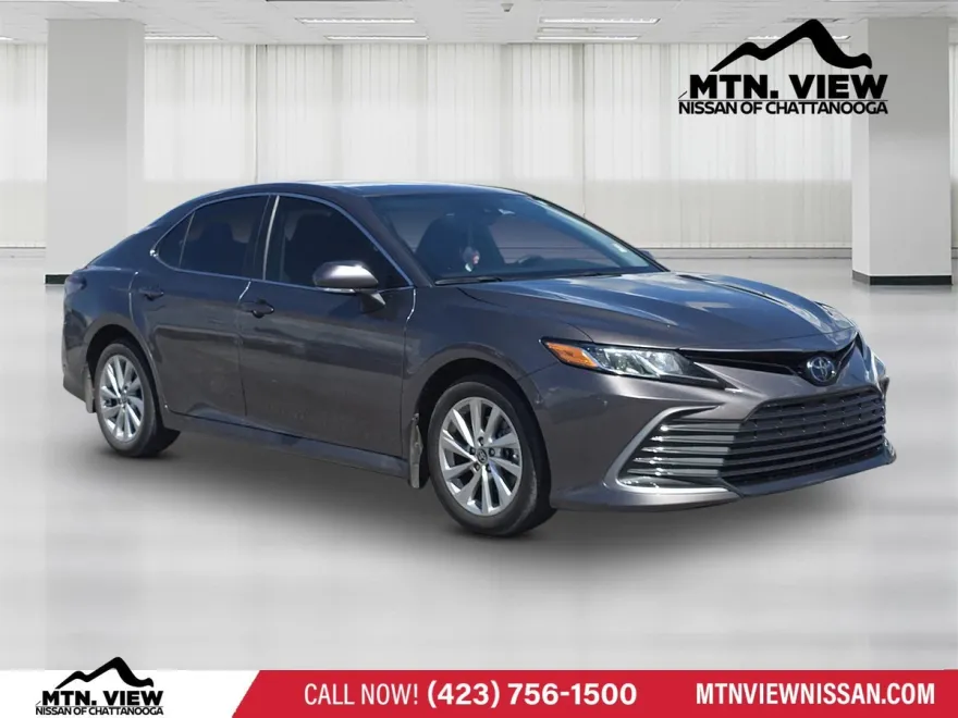 2023 Toyota Camry LE photo 1