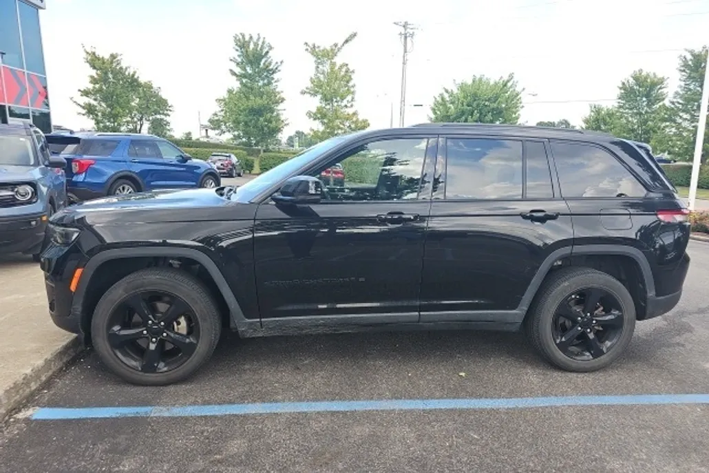 2023 Jeep Grand Cherokee Altitude photo 1