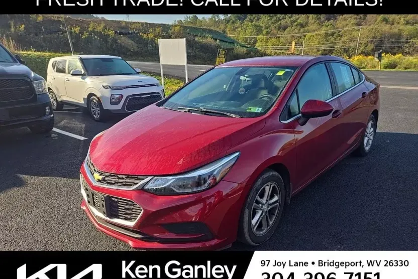 2017 Chevrolet Cruze LT photo 1
