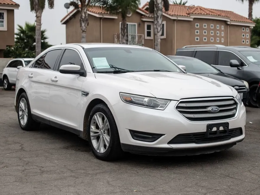 2018 Ford Taurus SEL photo 1