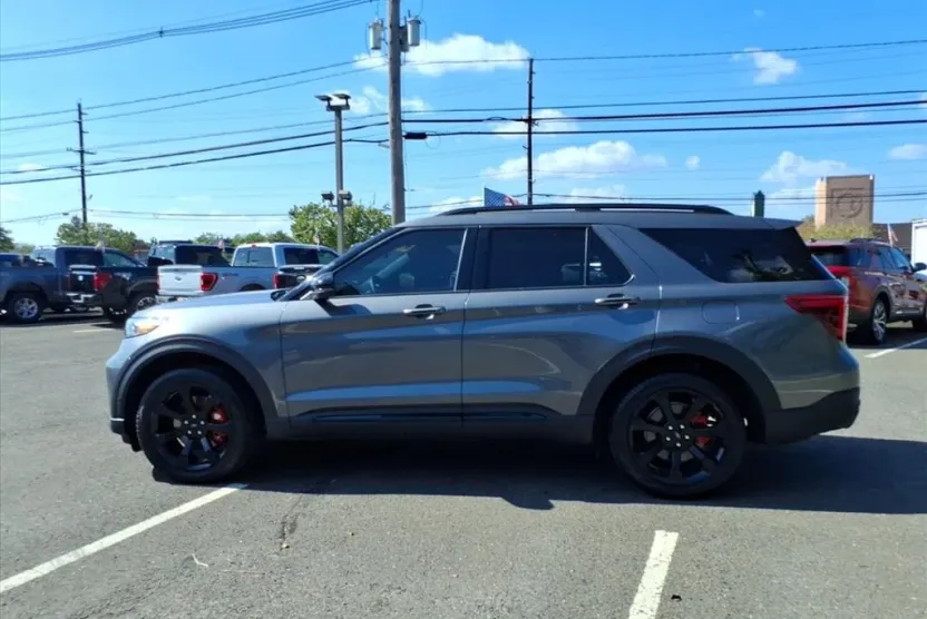 2022 Ford Explorer ST photo 1