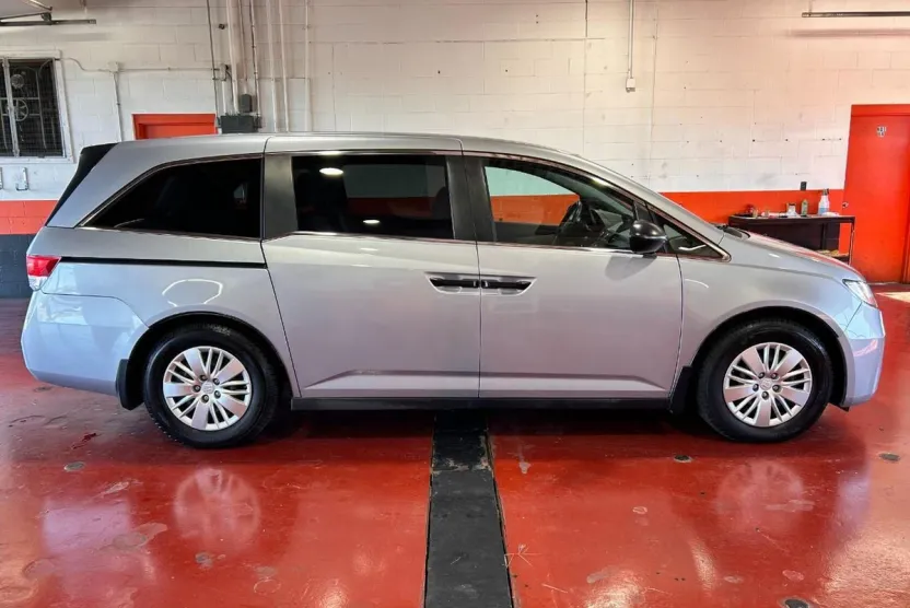 2016 Honda Odyssey LX photo 1