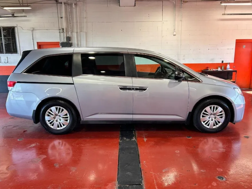 2016 Honda Odyssey LX photo 1
