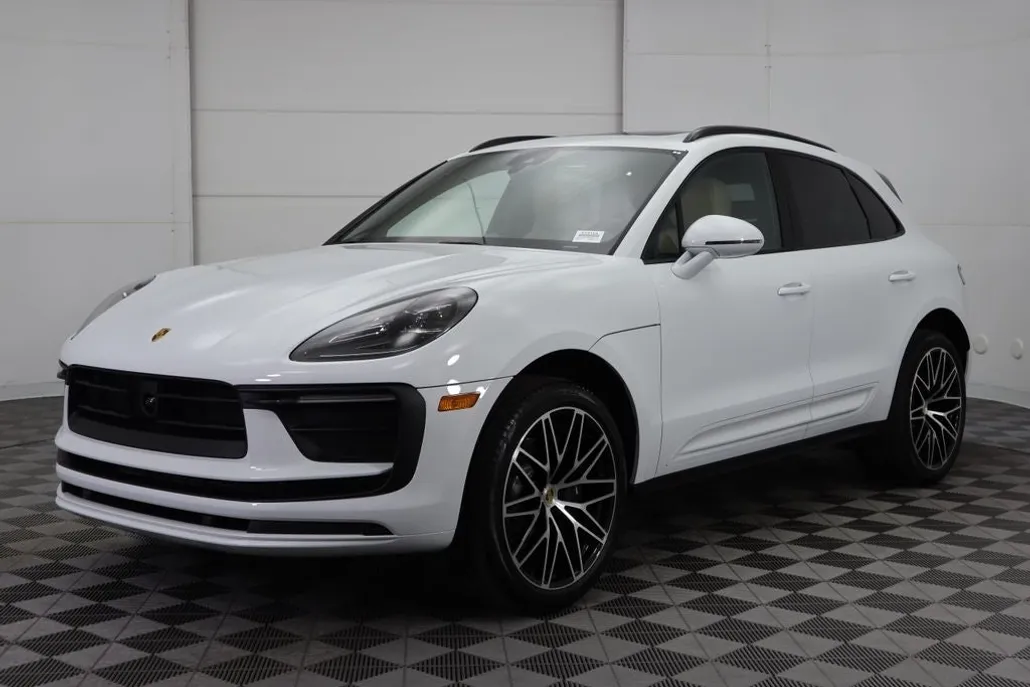 2025 Porsche Macan Base photo 1