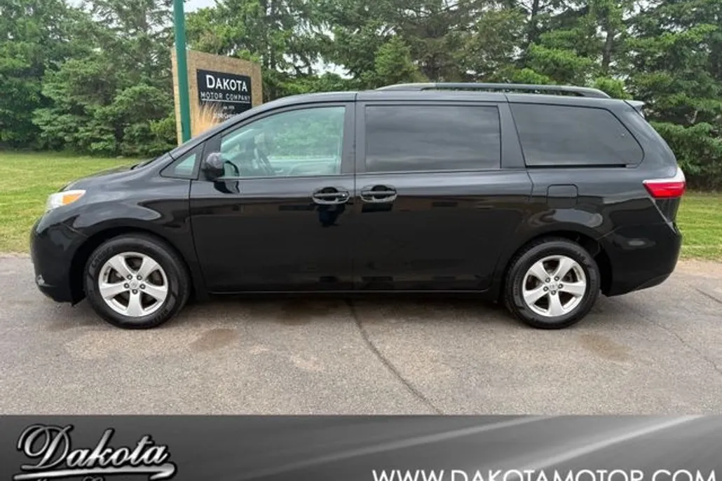 2017 Toyota Sienna LE photo 1