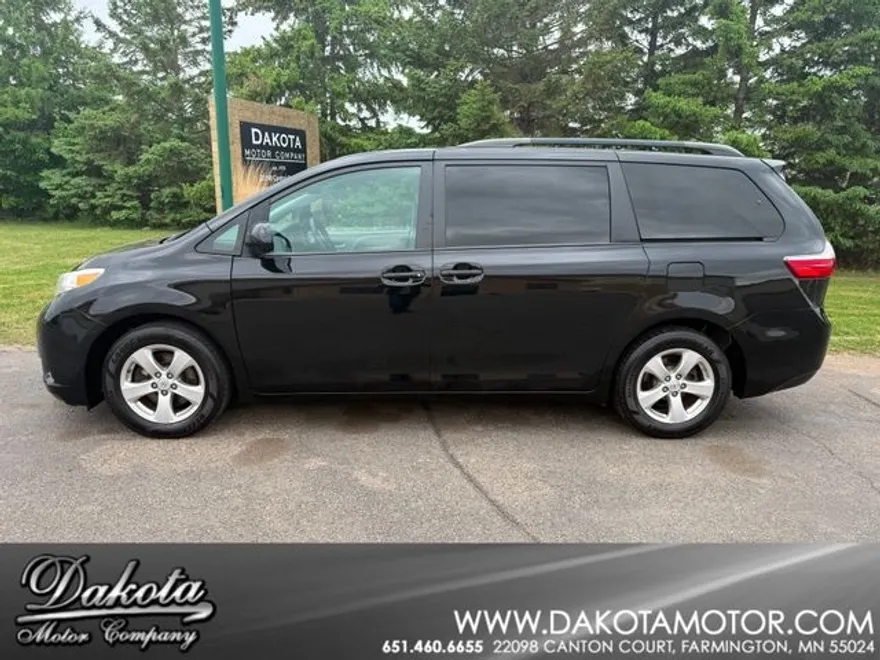 2017 Toyota Sienna LE photo 1