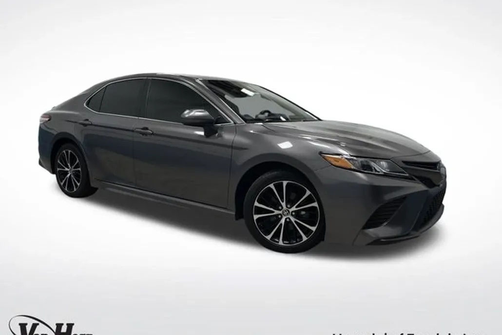 2020 Toyota Camry SE photo 1