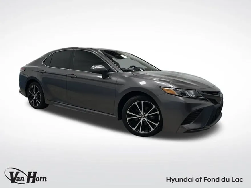 2020 Toyota Camry SE photo 1