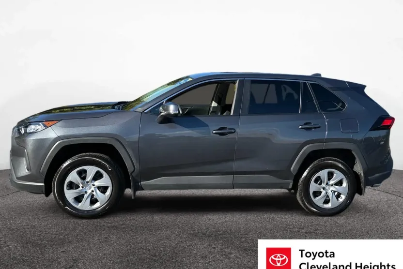 2022 Toyota RAV4 LE photo 1