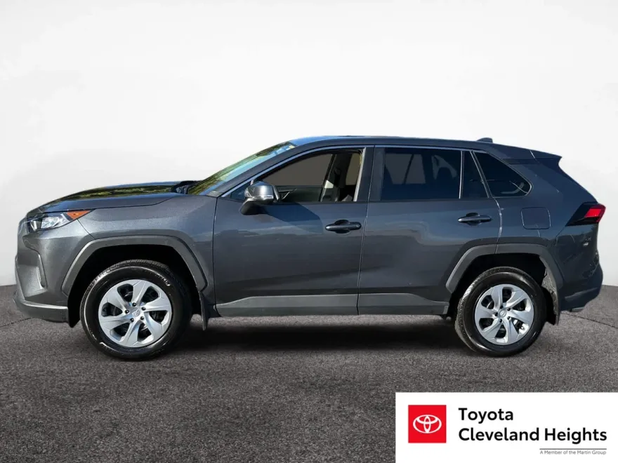 2022 Toyota RAV4 LE photo 1