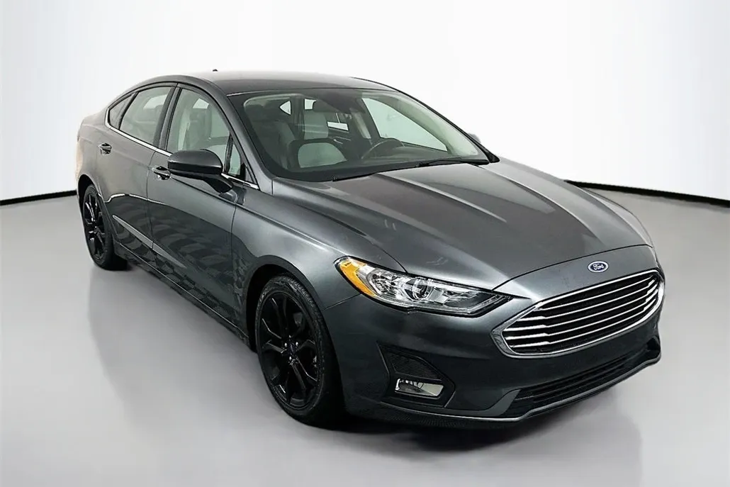 2020 Ford Fusion SE photo 1