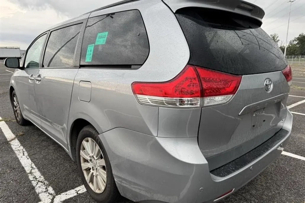 2013 Toyota Sienna XLE photo 1