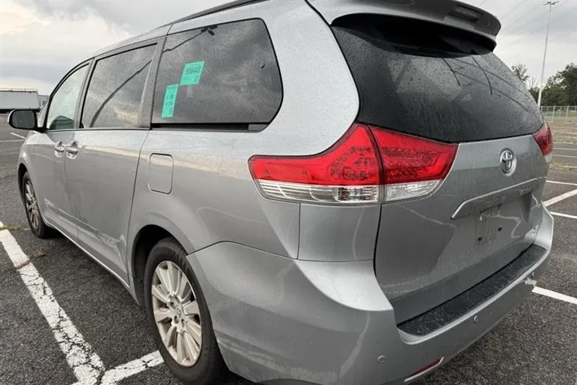2013 Toyota Sienna XLE photo 1