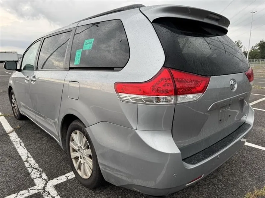 2013 Toyota Sienna XLE photo 1