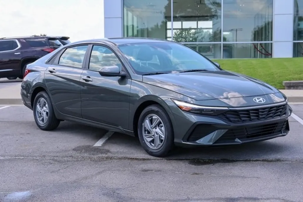 2025 Hyundai Elantra SE photo 1