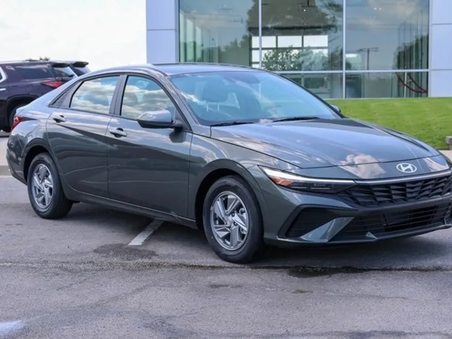 2025 Hyundai Elantra SE photo 1