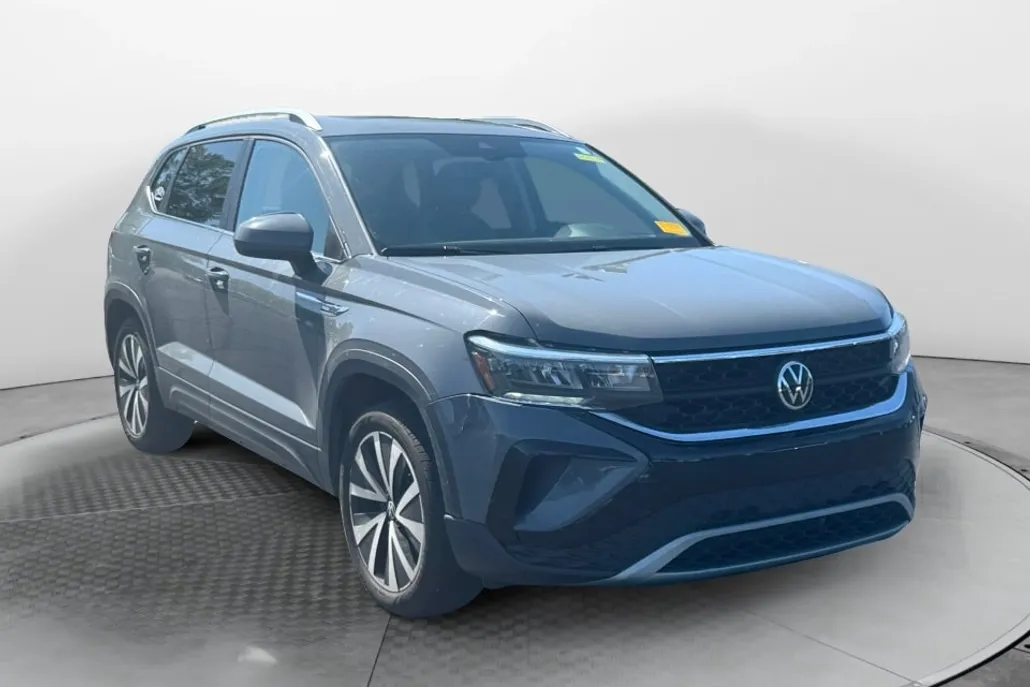 2022 Volkswagen Taos SE photo 1