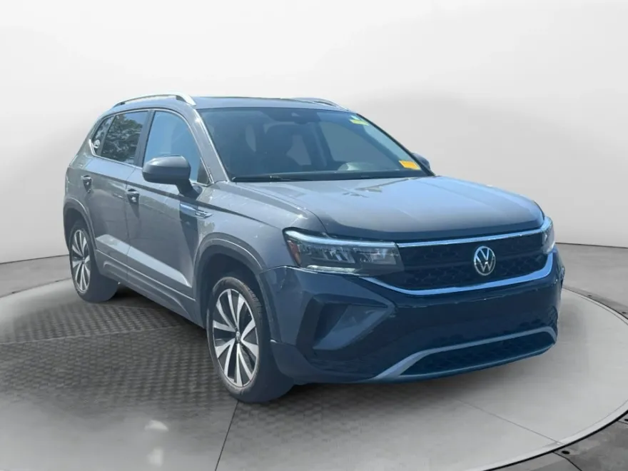 2022 Volkswagen Taos SE photo 1
