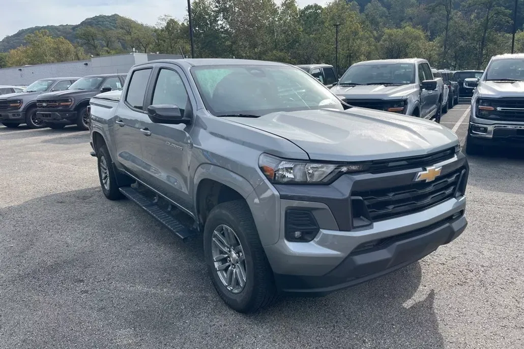 2024 Chevrolet Colorado LT photo 1
