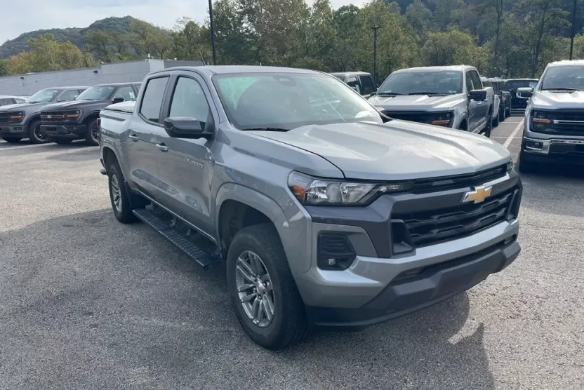 2024 Chevrolet Colorado LT photo 1