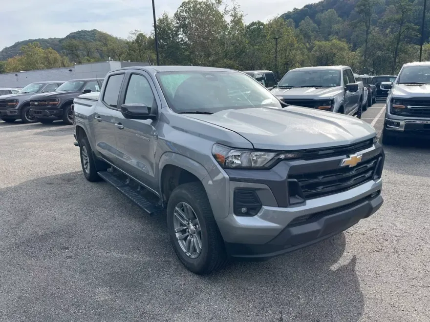 2024 Chevrolet Colorado LT photo 1