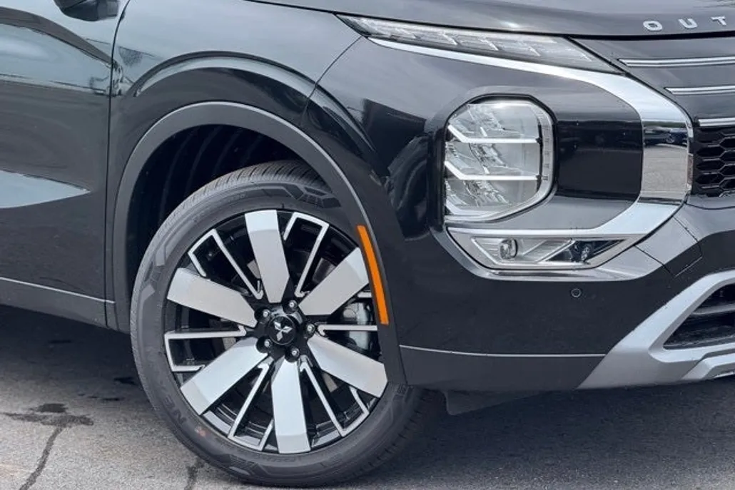2025 Mitsubishi Outlander SE photo 1