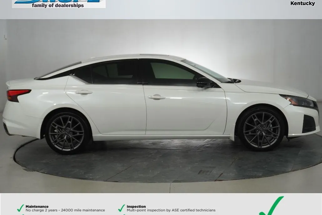 2023 Nissan Altima SR photo 1