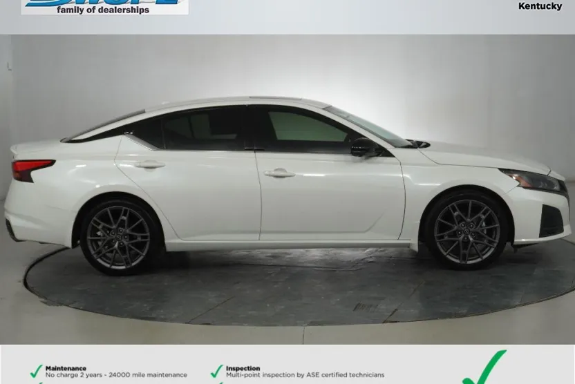 2023 Nissan Altima SR photo 1