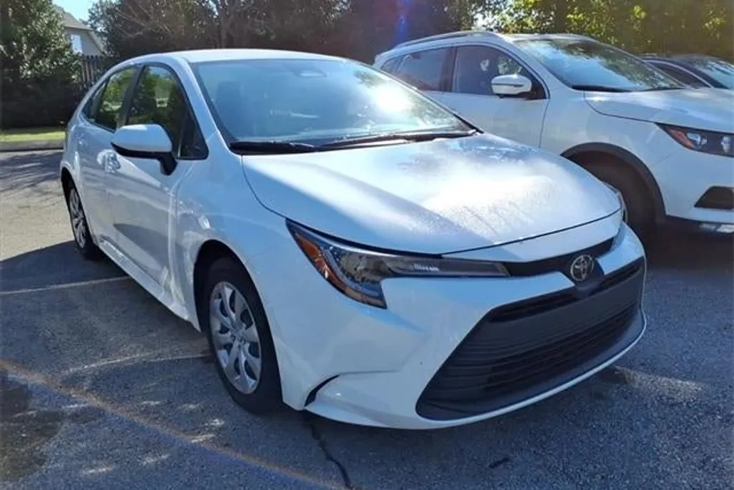 2024 Toyota Corolla LE photo 1