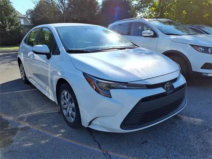 2024 Toyota Corolla LE photo 1