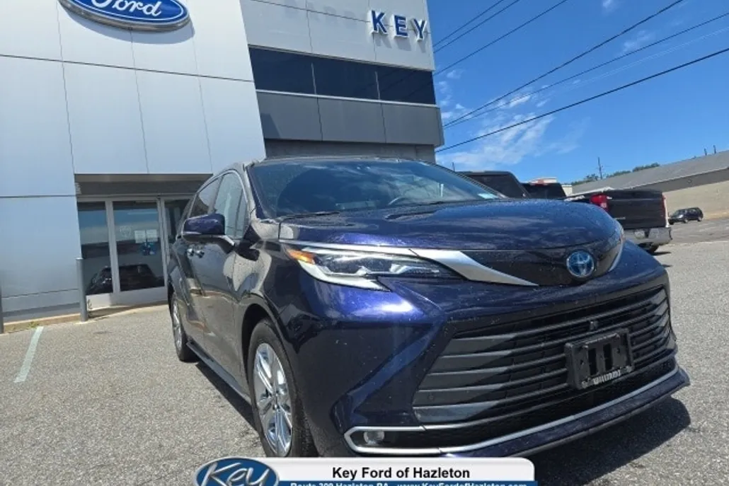 2023 Toyota Sienna Platinum photo 1