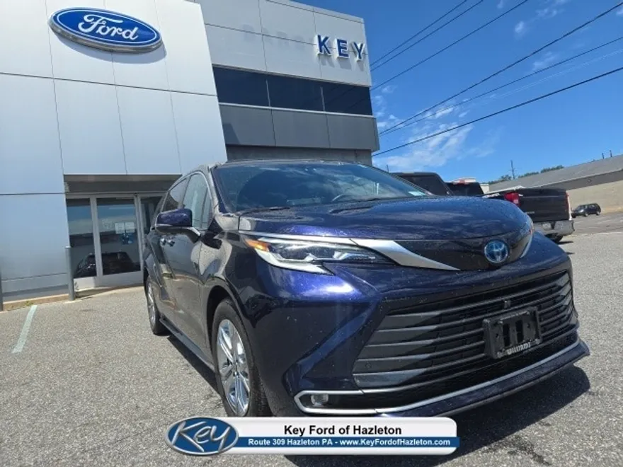 2023 Toyota Sienna Platinum photo 1