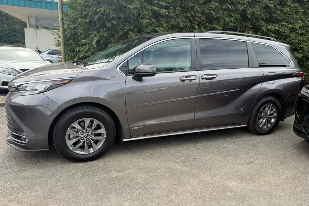 2021 Toyota Sienna XLE photo 1