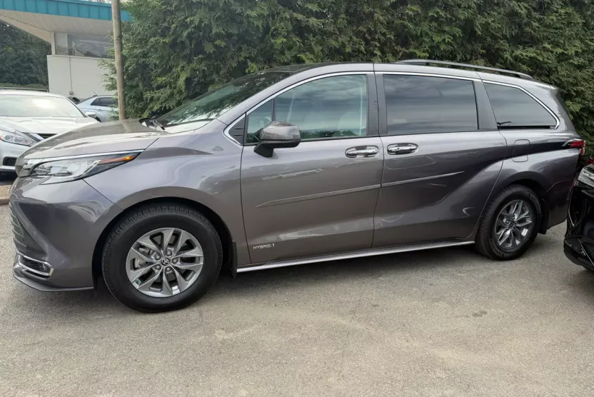 2021 Toyota Sienna XLE photo 1