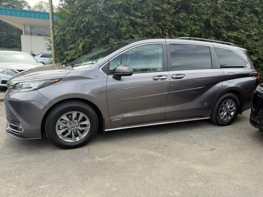 2021 Toyota Sienna XLE photo 1