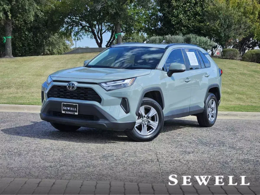 2022 Toyota RAV4 XLE photo 1