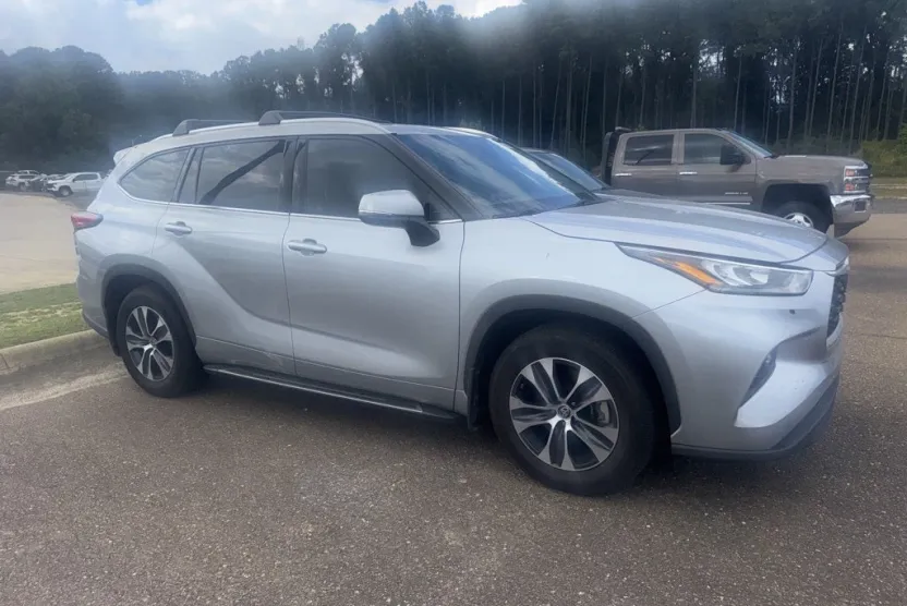 2020 Toyota Highlander XLE photo 1