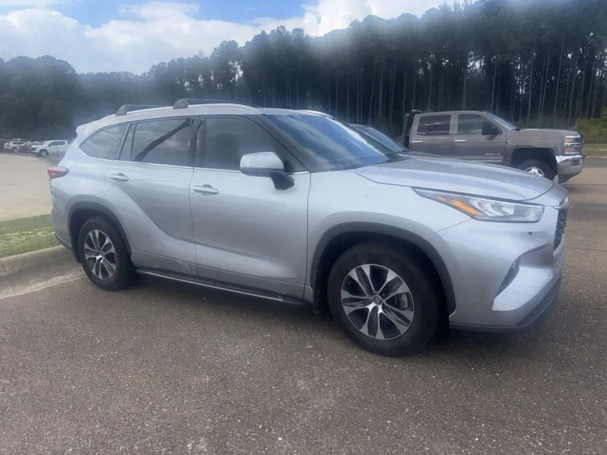 2020 Toyota Highlander XLE photo 1