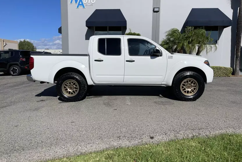 2016 Nissan Frontier SV photo 1