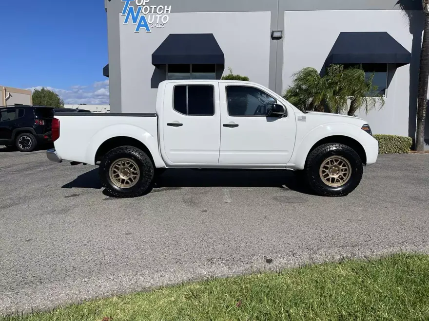 2016 Nissan Frontier SV photo 1