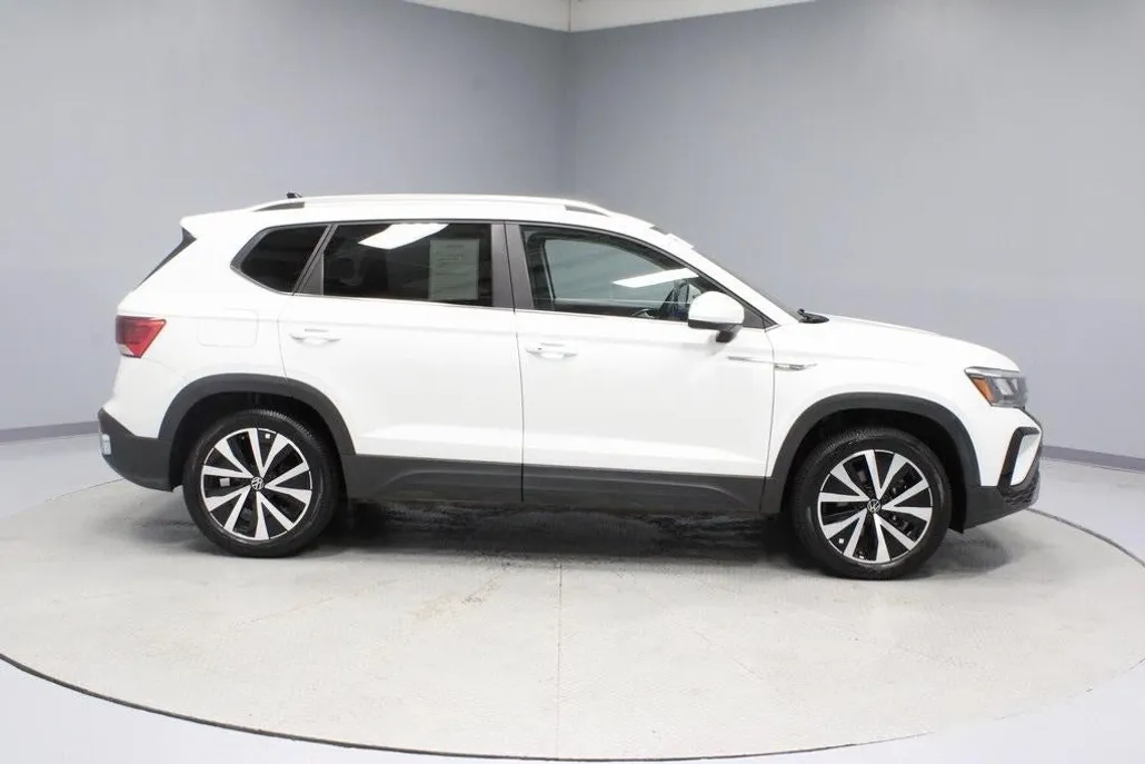 2023 Volkswagen Taos SE photo 1