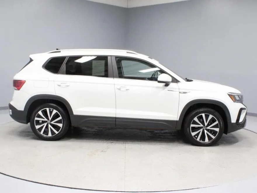 2023 Volkswagen Taos SE photo 1