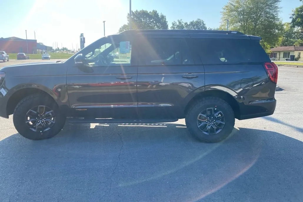 2025 Ford Expedition photo 1