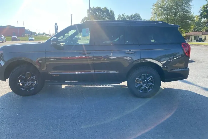 2025 Ford Expedition photo 1