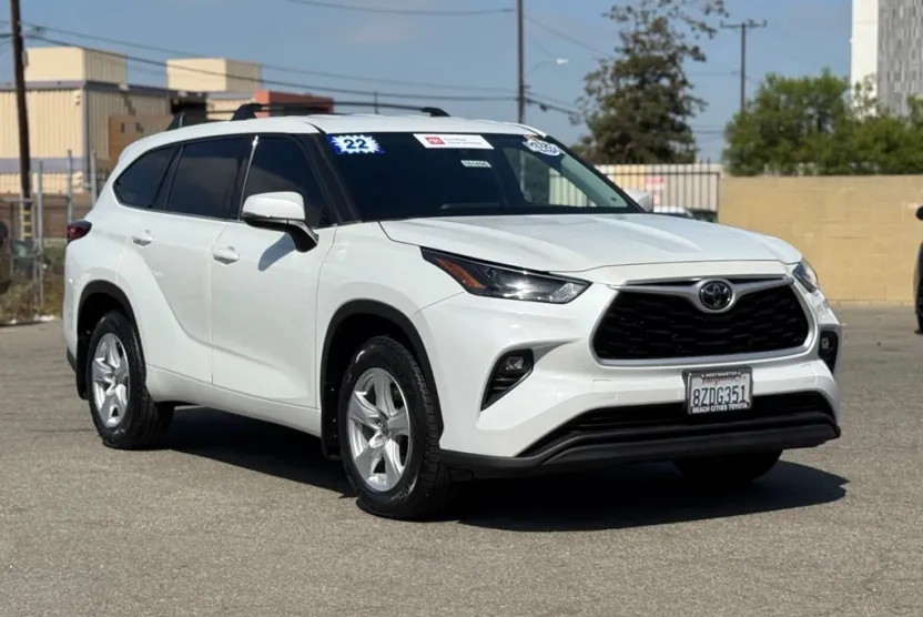 2022 Toyota Highlander LE photo 1