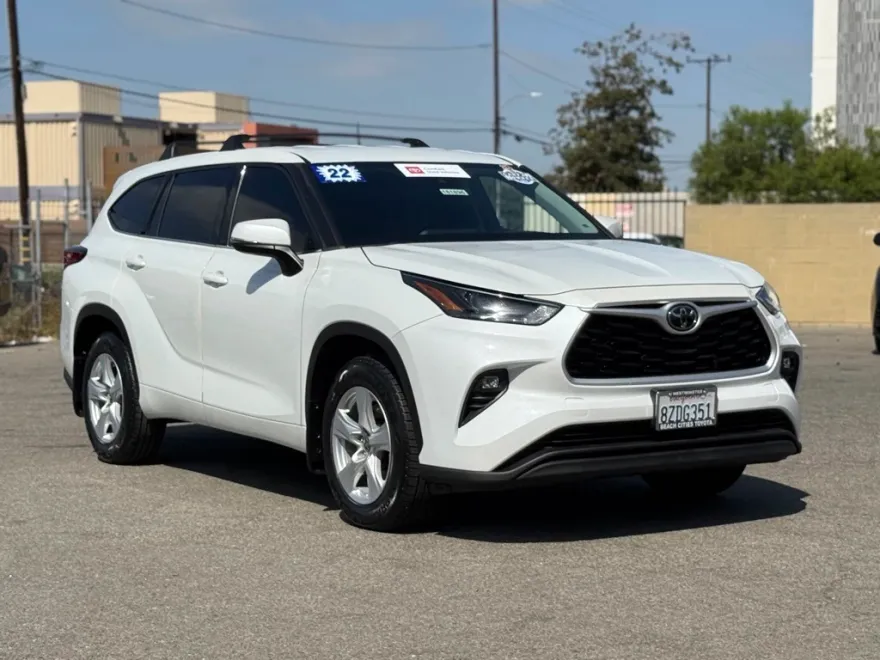 2022 Toyota Highlander LE photo 1
