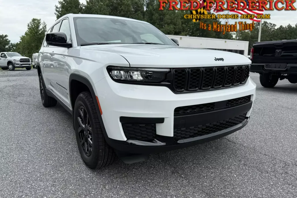 2025 Jeep Grand Cherokee Altitude photo 1