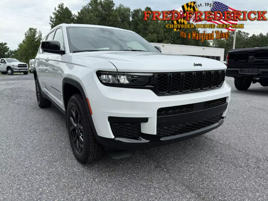 2025 Jeep Grand Cherokee Altitude photo 1